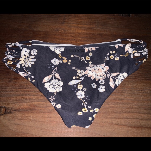 🌊BillaBong Reversible Bikini Bottom - Picture 2 of 7
